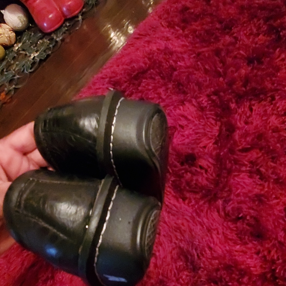 BLACK CLOGS..SLIP RESISTANCE - Picture 4 of 5